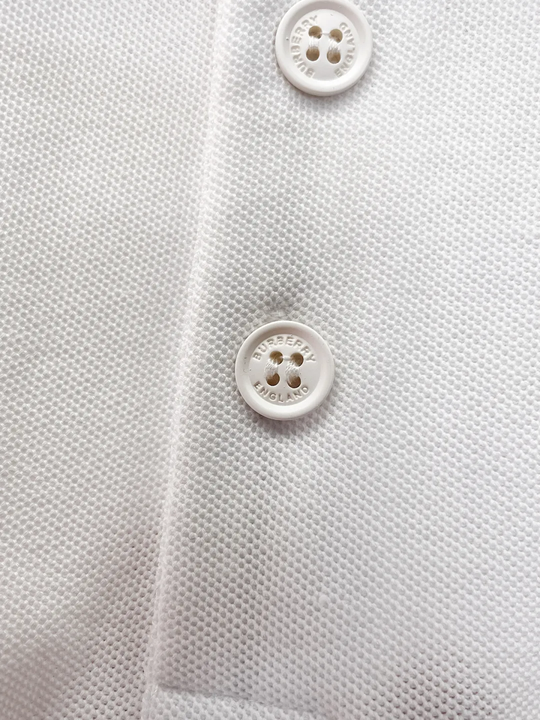 BURBERRY New Arrival Polo shirt, complete with three labels, original fabric, original customized accessories, official Same Style, using 210 grams of pure cotton pique fabric, customized same-tank dyed fabric, very comfortable and smooth to the touch, very wide and stylish, produced by a first-line brand on behalf of Factory, imported Behringer embroidery machine, embroidery is full and textured, imported Kangli direct-injection machine, printing is clear and textured, the collar rib is woven with imported yarn It will not lose shape after being worn for a long time. It is the most New Arrival style in spring and summer. It is fashionable and individual. It is super Versatile and looks good. It is very suitable for both men and women. It is a must-have for everyone. Size: S-XXL